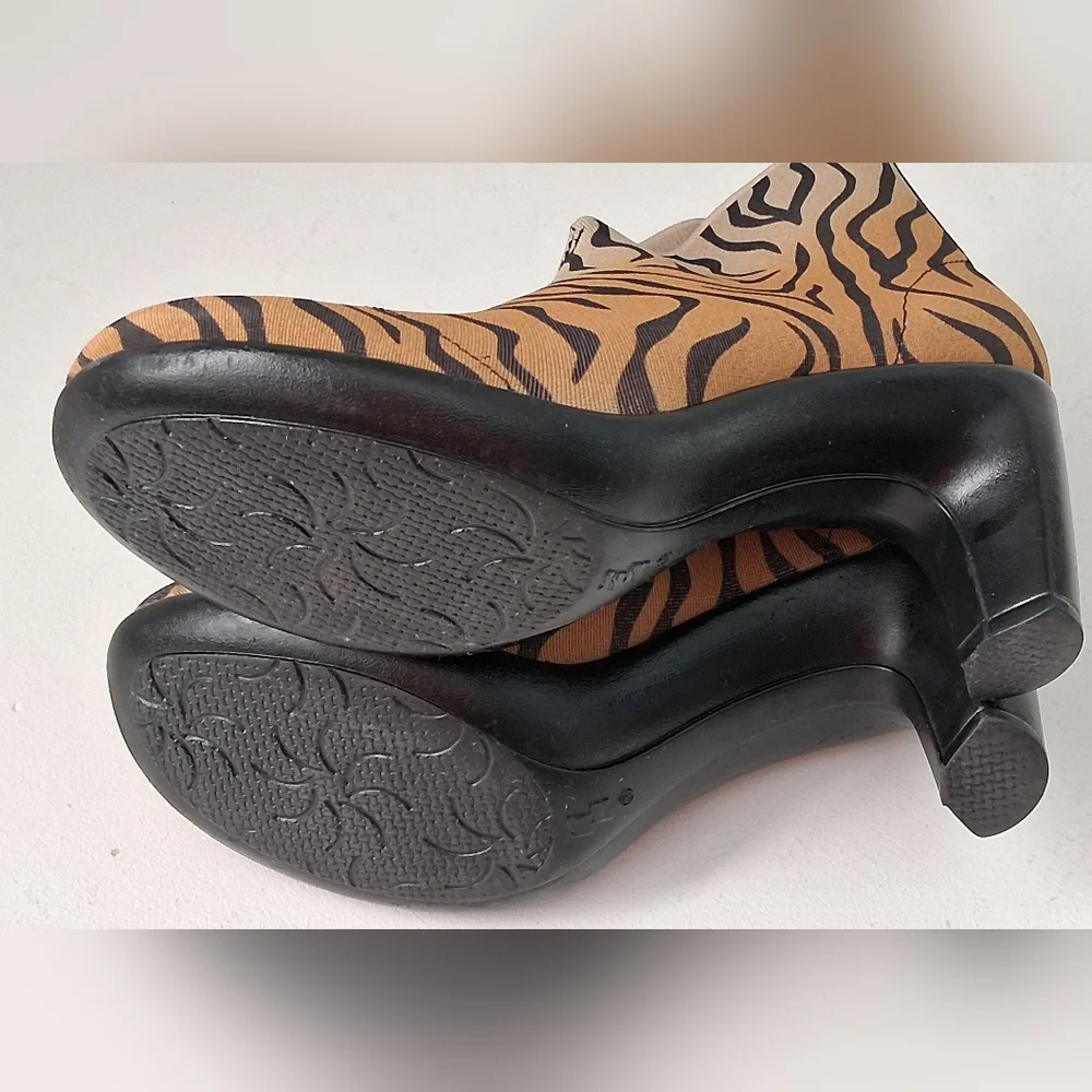 CHARLESTON SHOE CO. Tan & Black Telfair Tiger Ankle Boots Sz 6 Pre-Owned - Picture 9 of 13